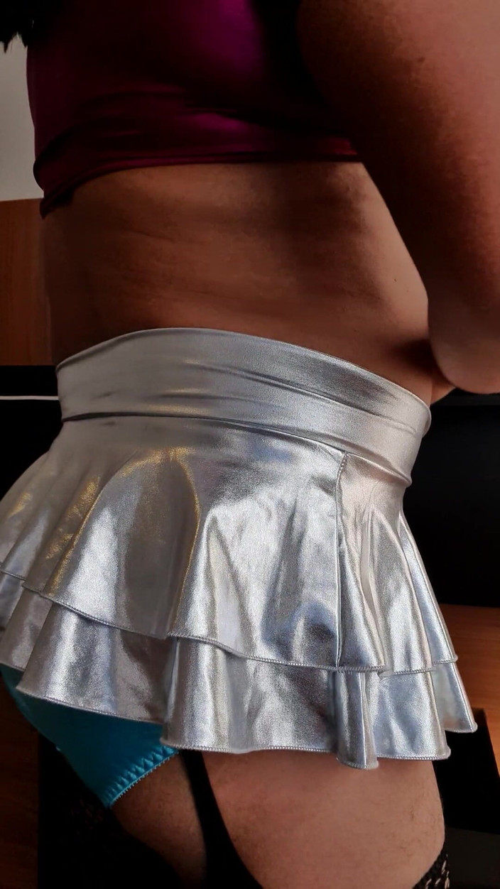Sexy shinny clothes: Kadın kılıklı ponpon kız takım elbisesi içinde azdırıyor