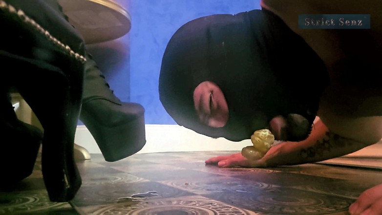 Strict Senz: 독일 여주인이 가죽 장갑을 끼고 먹이주는 음식을 뱉는 Stina Stone 펨돔 1부
