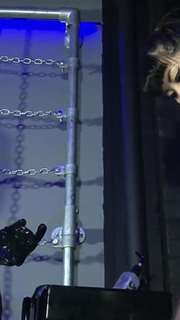 Lady Valeska dan Miss Patricia mempunyai submisif mereka di atas bangku.