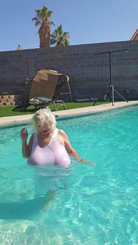 Gordo bimbo en la piscina