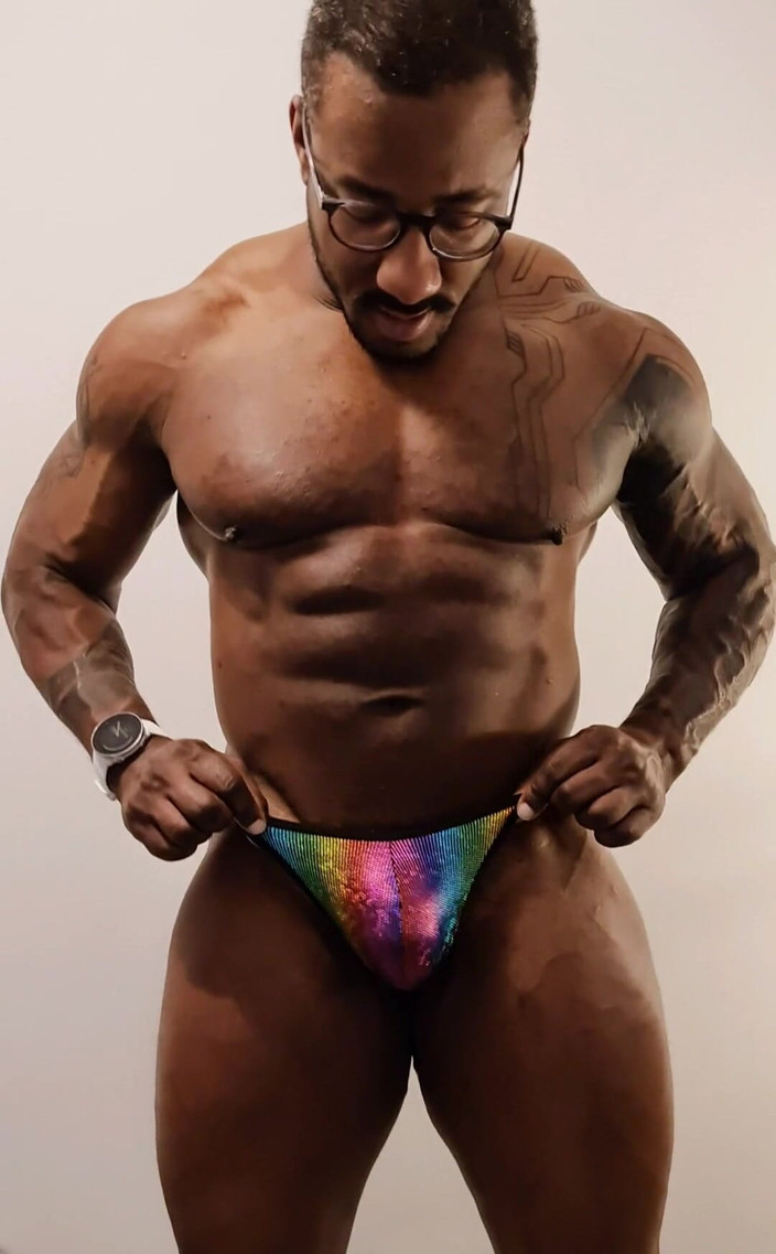 Amadeus: Ich habe freitag einen regenbogen-themen-tanga-modus
