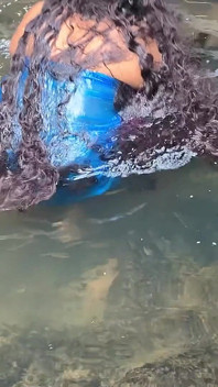La regina del re per fare il bagno e la foresta abitava l'acqua su di lei e su di lei
