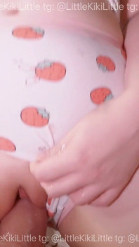 Gerçek!! Yatmadan önce seksi külotlu zar zor yasal üvey kız kardeşimle oynuyorum
