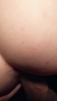 Prsat obrovské péro na její perfektní zadek, zatímco sleduje porno