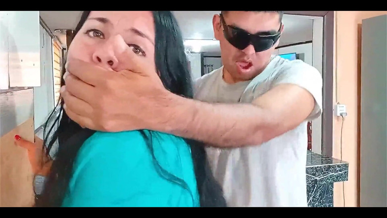 BBW Kelly Mom: 부엌에서 새엄마의 맛있는 보지 따먹기