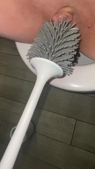 Elena917: Léchage des toilettes de l'hôtel, baise avec une brosse de...