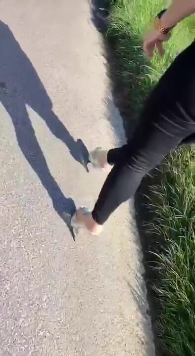 BadCat: Pernas sensuais andando de salto alto