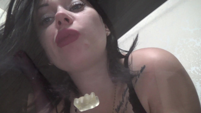Goddess Misha Goldy: Consumând gume de sticlă!