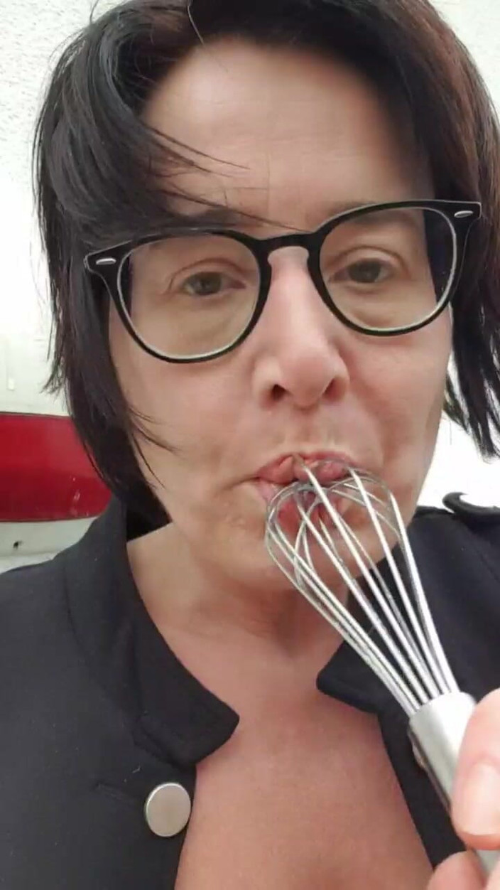 JulieEroticDress: Сквирт с взбиткой