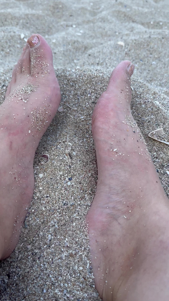 Young_strawberry: Beach Day Rub My Big Sexy Feet in the Sand