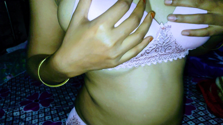 Lovely Dipti: भारतीय हॉट भाभी बिकनी पैंटी में चूत और स्तन दिखा रही है