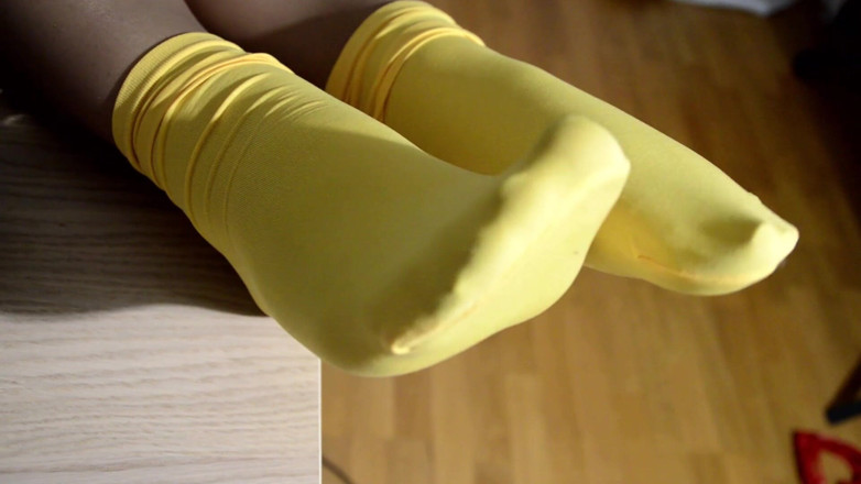 Mistress Legs: Yummy yellow socks