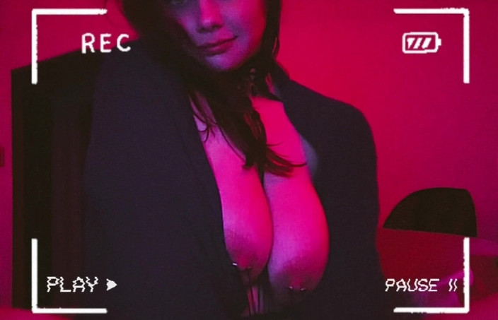Mrs_KittyCat: 피어싱된 젖탱이로 노는 섹시한 밀프