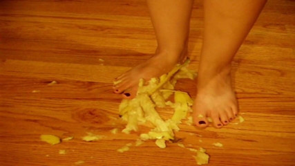 Sexy Amateurz: Crushing food with feet