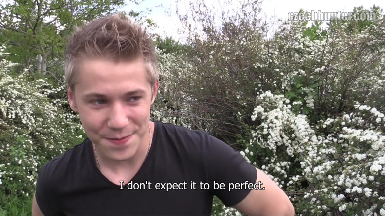 Czech Hunter: Czech Hunter - Twink Sedang Bersantai Di Taman Dan Diidamkan Beberapa...