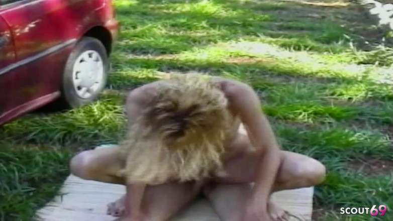 Shemale TS Collection: Loira magrinha transsexual fodida ao ar livre em um carro...