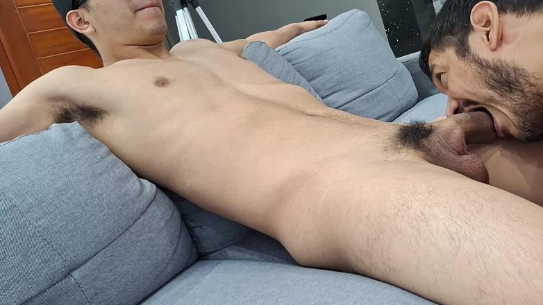 Bare skin man: На дивані розслабився
