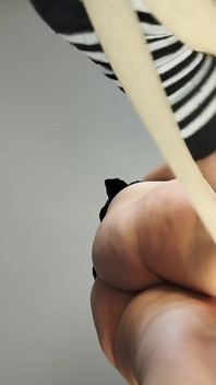 Amateur brunette vibrator massage naakt. Latina harig poesje, grote tieten, dikke kont.