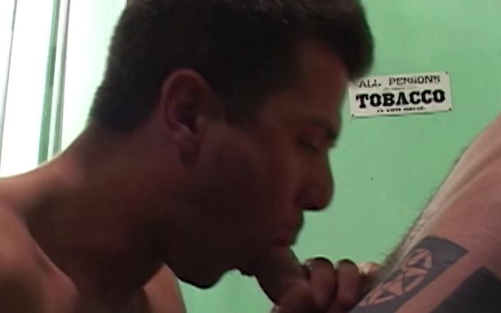 SEXUAL SIN GAY: 纹身男人场景-1_two纹身士兵决定吮吸对方的鸡巴，最后射在她们的脸上