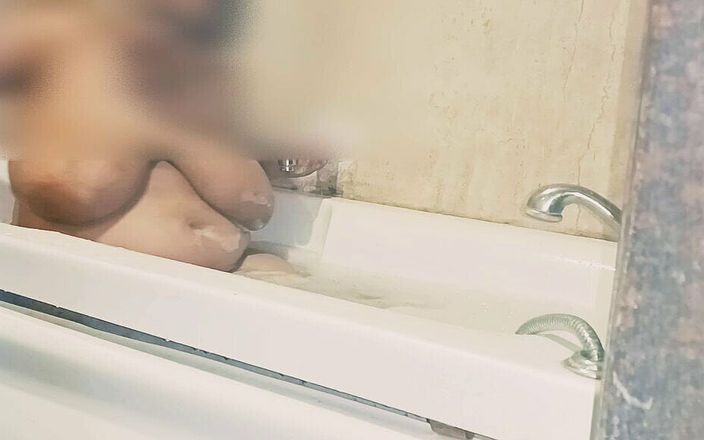 Sameer Phunk: Indische bbw-tante neemt een douche in badkuip en toont haar...