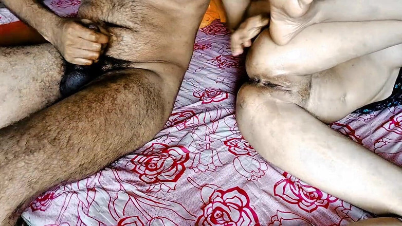 Kimmo: La chatte de bhabhi a une sensation de tingling