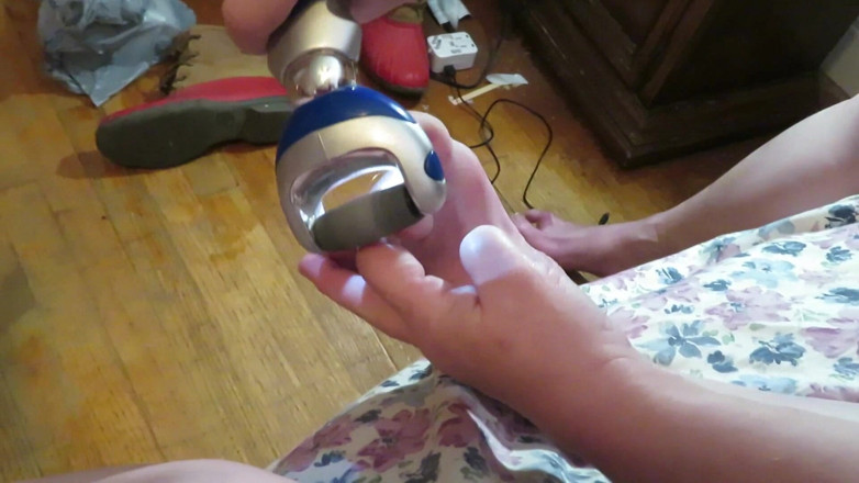 BBW nurse Vicki adventures with friends: Nurse Vicki grinds her toe nails down with her electric...