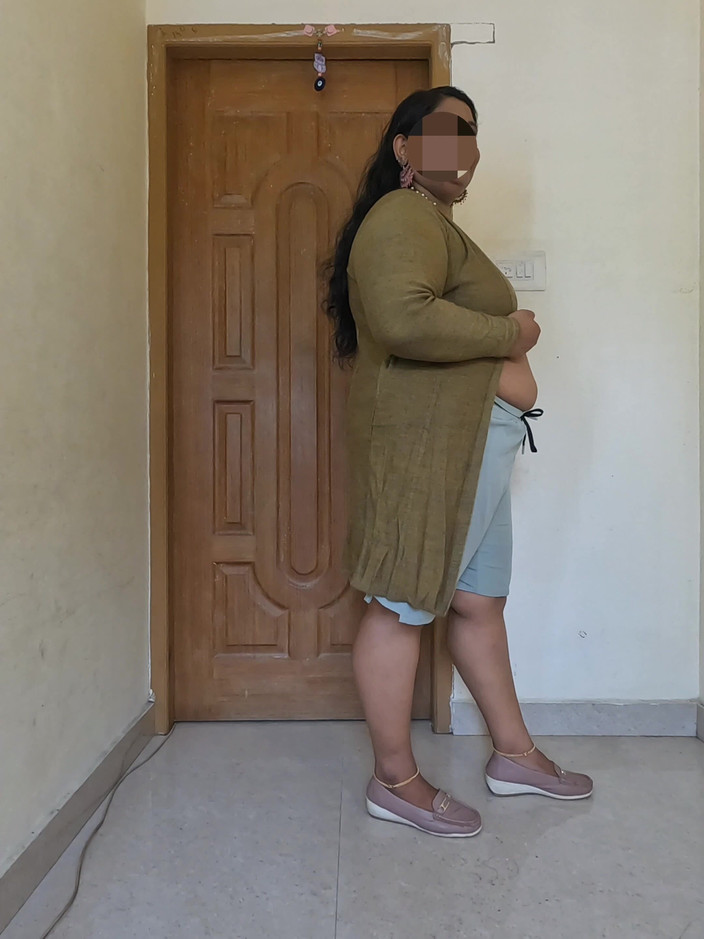 Anne Ipe: Naakt mollig Indisch meisje topless fotoshoot.