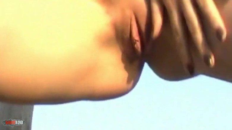 MMM100: Jessica: pequeña rubia desnuda en la playa