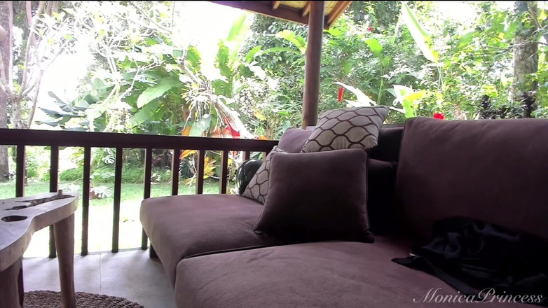 Princess Monica: Perwersyjne połączenie wideo, kult bogini w bikini, fetysz stóp