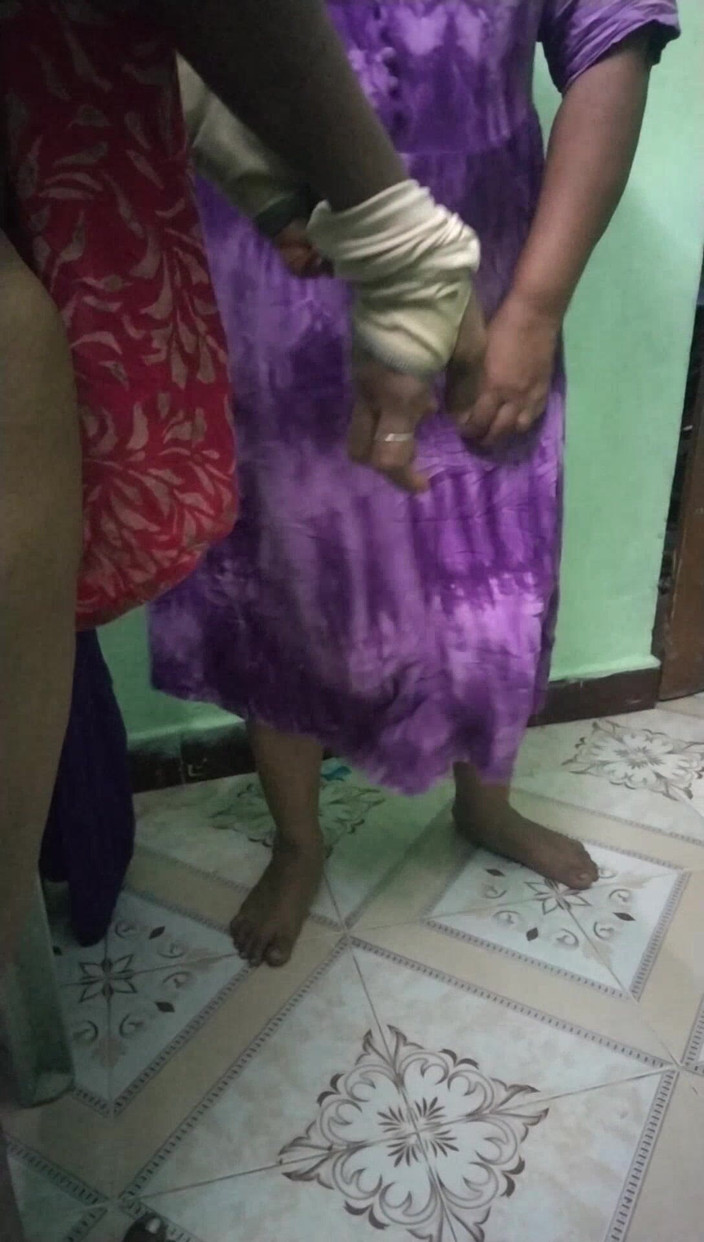 Tamil lesbian: 三个阿姨在我的卧室里穿着热辣的礼服