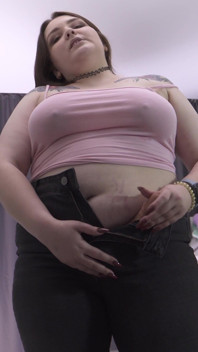 Uma senhora com uma enorme ordenha sua boca virgem