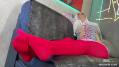 Mistress Legs: Moviendo mis dedos de los pies para ti en medias...