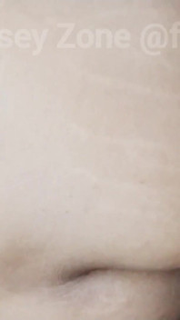Die geile desi bhabhi wird seitlich gefickt, während sie süchtig nach ihrem telefon ist