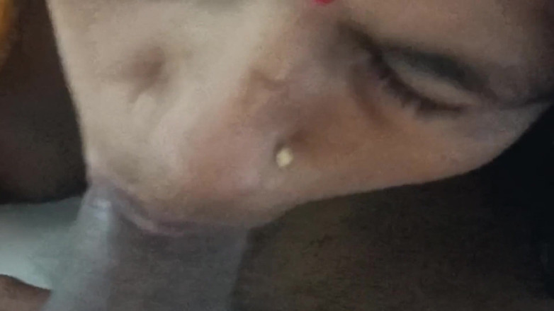 Desi Indian studio: Stiefmoeder zuigt met oom buurman