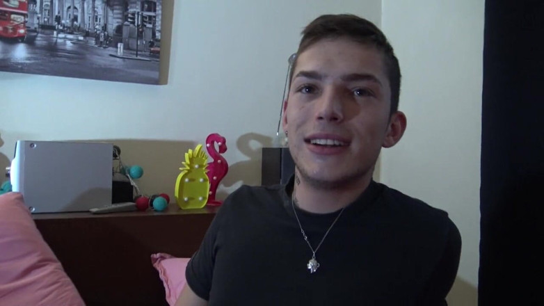 AMATOR BAREBACK FRENCH PORN: Молодий гетеросексуал трахає тата без презерватива - аматорська камера