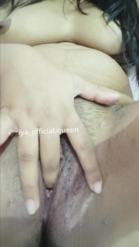Une bhabhi sexy se masturbe la chatte