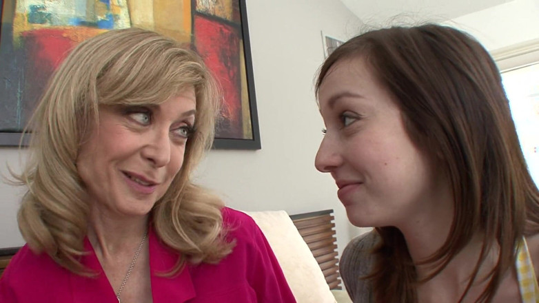 Stepmom Seduction: Impresionante milf muestra a su hijastra cómo chupar el coño