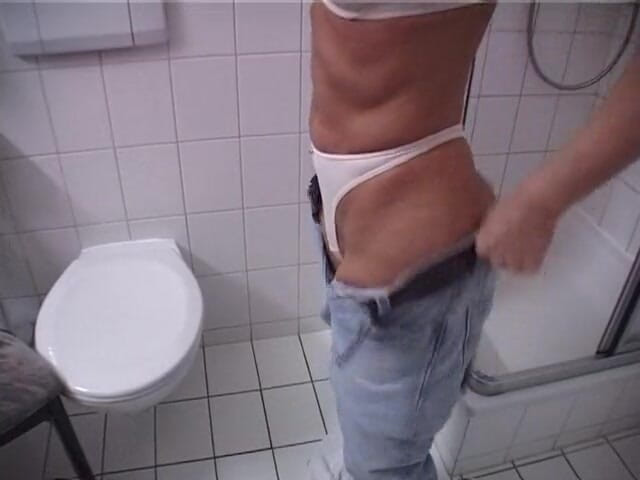 Lucky Cooch: Drobná blonďatá MILFka v koupelně
