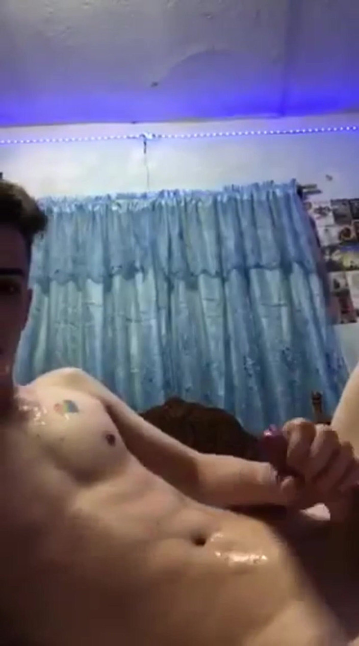 Rent A Gay Productions: Kubánská teenagerka si stříká do pusy