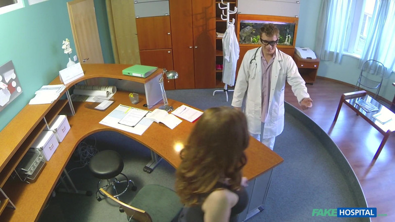Fake Hospital: Fake Hospital - ohromující zrzavá Helen dává kouření pro bezpečnost práce...