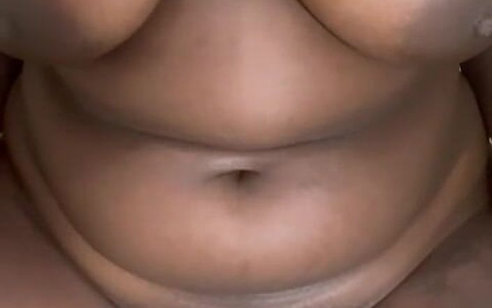 Nasty_hotbabe: 大きなおっぱいとパーフェクトピンクのマンコを持つ18歳のかわいい女の子が裸で公衆トイレでおしっこ/放尿を捕まえました!