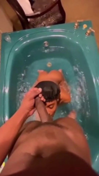 Ein schlampiger blowjob aus der heißen hose