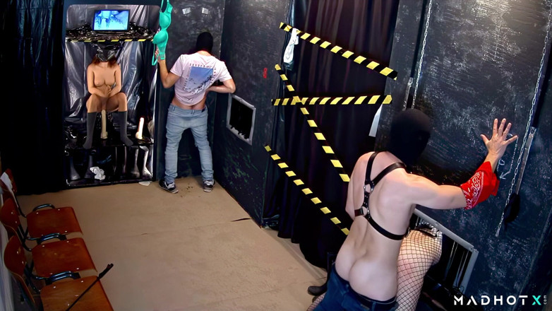 Madhot X: Eiaculazione gigante nel gloryhole