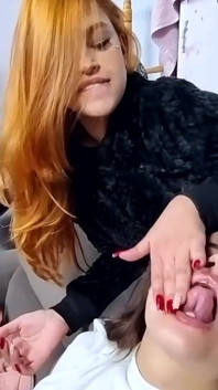 Kırmızı çilli kızı ve tatlı kız arkadaşını derinden öpüyor