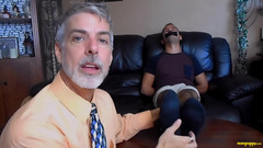 Man Puppy: Un professeur chatouille les pieds d’une étudiante d’échange