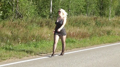 Nylon-Heels: Hezká žena v krátkých šatech