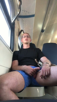 Facet Masturbujący Się Na Pociągu Podmiejskim