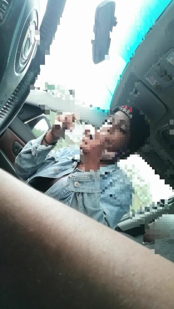 Afrocouple: 该死,我在车里吮吸它