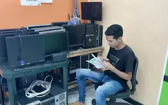 Aku bermain dengan ayah tiriku di tempat kerjanya sampai dia akhirnya meniduriku dan aku menarik susu darinya.