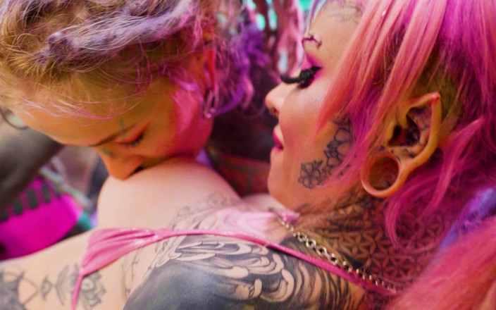 Anuskatzz: Futai anal cu hippie și curvă cu jucării nebune